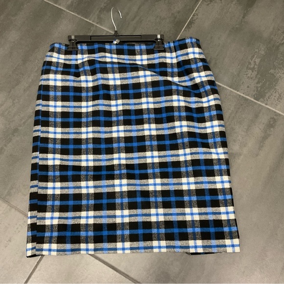 Woman Talbots plaid skirt - Picture 2 of 2
